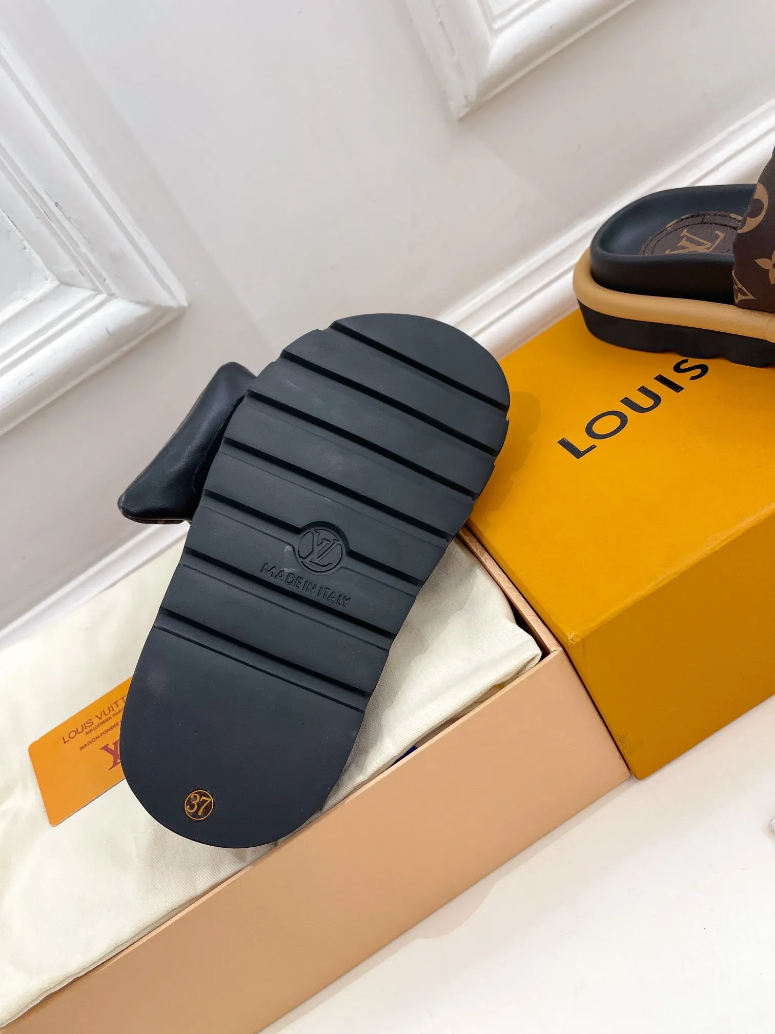 👟👟Ex-factory price P360👟👟 LV | Louis Vuitton ²⁰²³ 𝐬𝐬 🧡💚2023 Spring and Summer New Products The counter features the latest embossed slippers, hard goods, new🆕 Full of high-end feel! A popular model among bloggers at home and abroad, it’s retro and fashionable and looks amazing on your feet! Mainly recommended model on the official website★ ━━━━━ ЅᏇєєt ━━━━━ ▪️Upper: High-customized mercerized cloth➕Embossed ▪️Inner lining: Imported goatskin lining ▪️Outsole: Original open-molded non-slip and wear-resistant foam sole ▪️Code number: women's code 35-40 men's code 39-44